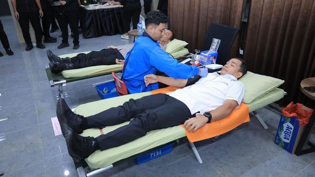 Humas Polri Menggelar Acara Donor Darah Bersama Wartawan dalam Peringatan Hari Jadi ke-73